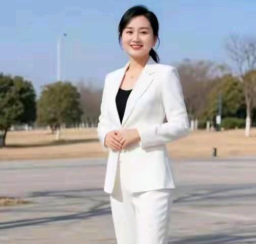 身材高挑，匀称精致，珠圆玉润，满脸笑意，端庄大方，魅力诱人，令人夸赞的不俗之美女