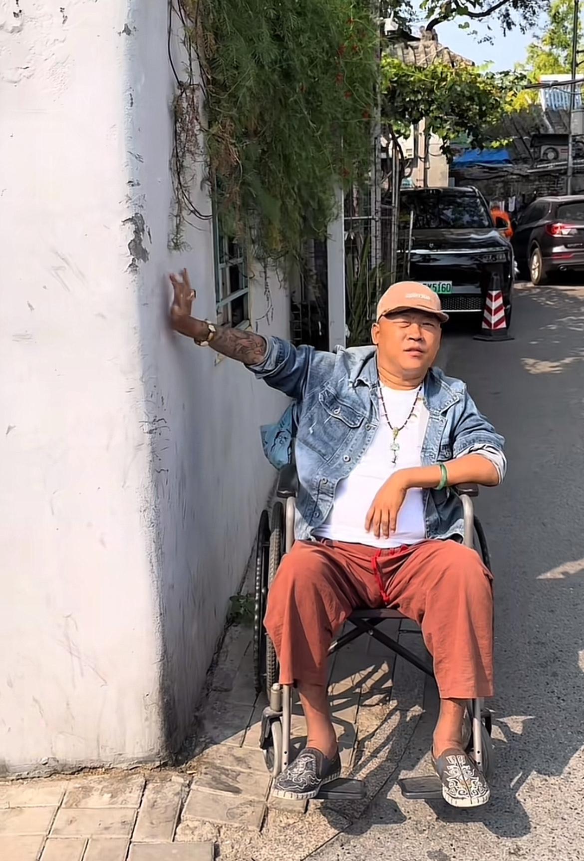 大米师傅看起来恢复的不错，已经可以吃羊肉串了，经此一劫，我希望大米师傅可以善待自