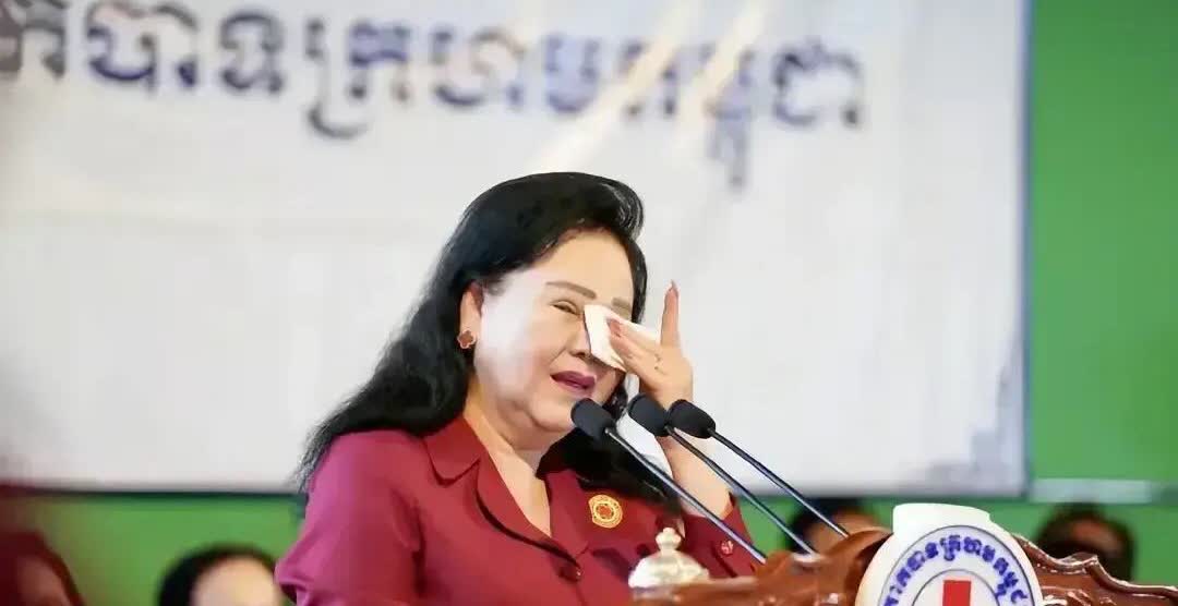 洪森的老婆文拉妮哭了，洪森看到要心疼老婆了，他疼老婆可是柬埔寨妇孺皆知的事，每次