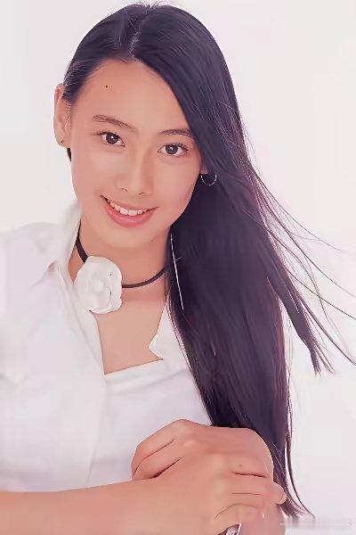 本以为梁施洛是个大美人，父母肯定不差。结果看到她父母长相后，还是吃了一惊。梁洛施