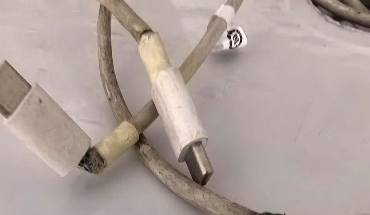 充电线杀手在此！华为用户集体破防接口又双叒叕裂了？刚过保的数据线
