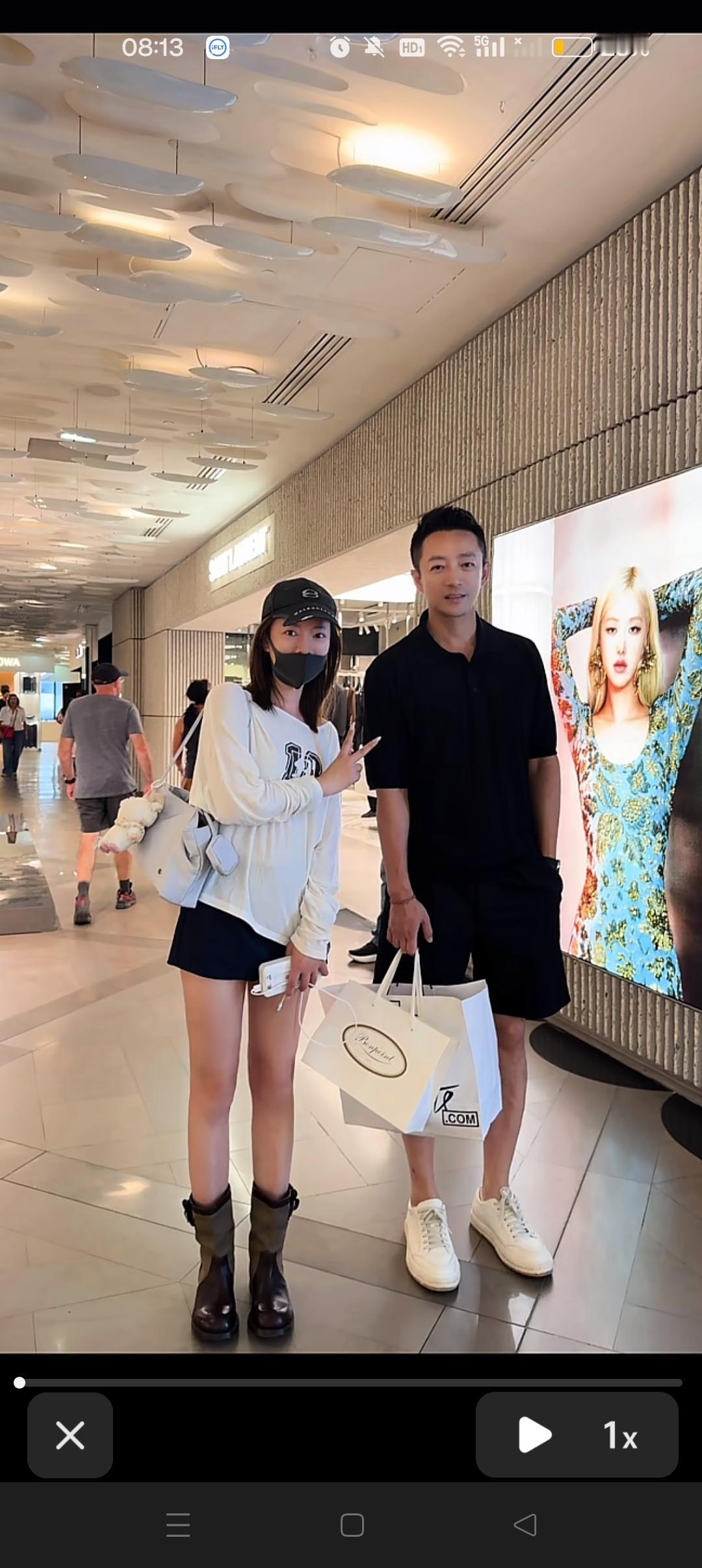网友偶遇汪小菲夫妇逛老佛爷！😍夫妻俩好贴心，轮流帮忙拍照👍她五官就