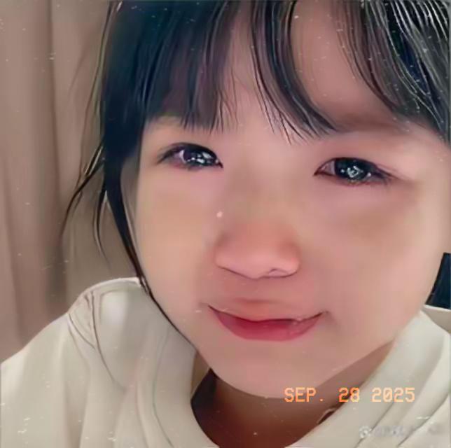 贵州遵义一个9岁小女孩来到民政局，工作人员问：“小朋友有事吗？”小女孩说