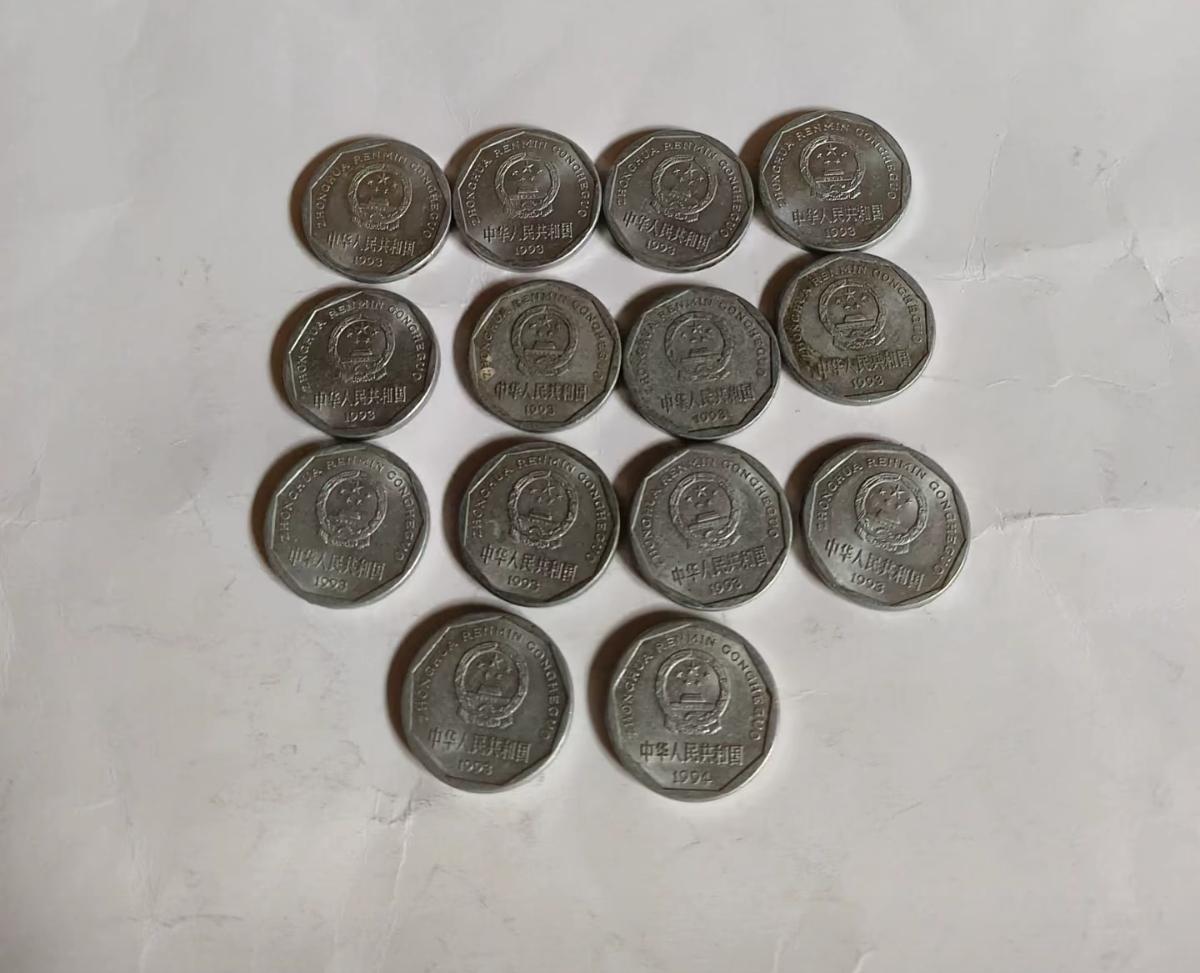 菊花一角价格颇有趣味。它是1991-2000年发行的硬币。早期1991、19