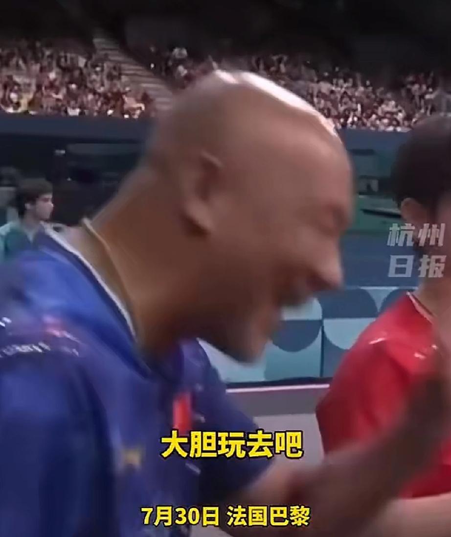 肖指导的满面春风就是对莎头的无限肯定。肖指，作为莎头混双外场教练，那情绪价值给