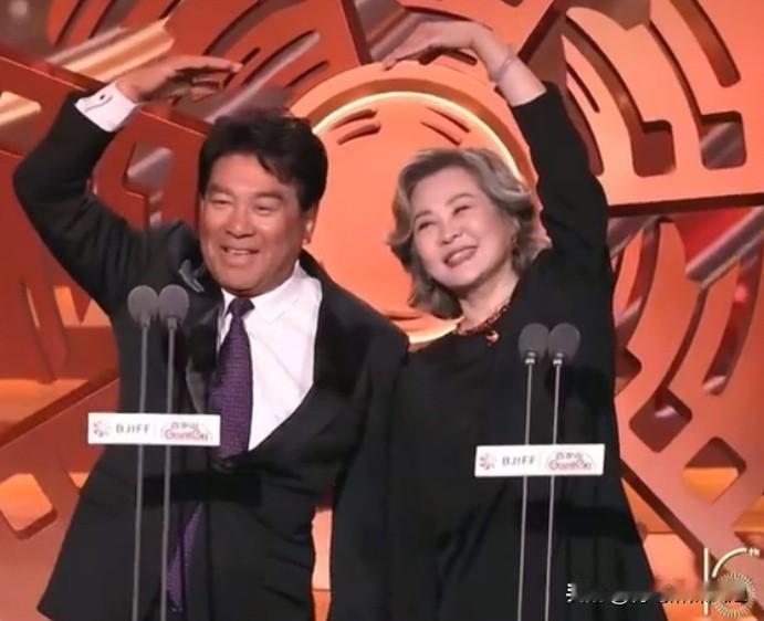 时隔44年再相拥，朱时茂丛珊同框比心，牧马人情怀依旧。72岁朱时茂与63岁丛珊