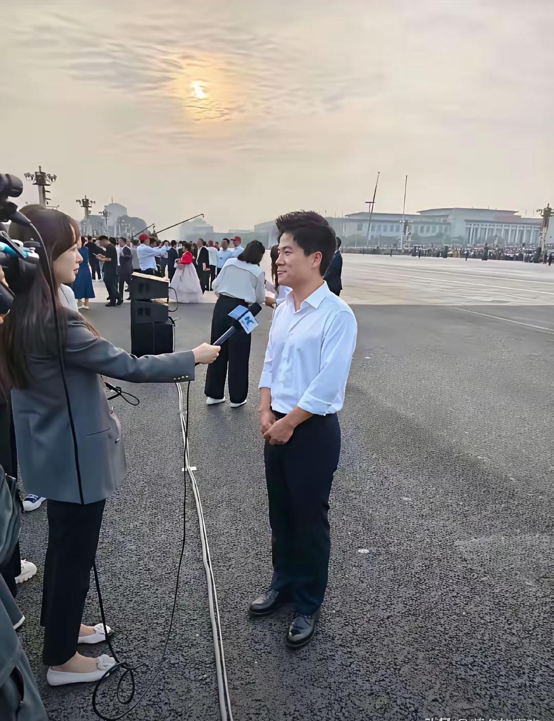 刷到董宇辉出现在阅兵观礼席时，评论区炸了——有人说“凭啥是他”，有人猜“是不是流