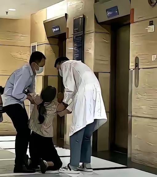 据多家媒体报道,江苏扬州一名5岁男孩因甲流死亡,导火索是退烧后母亲坚持让孩子洗澡