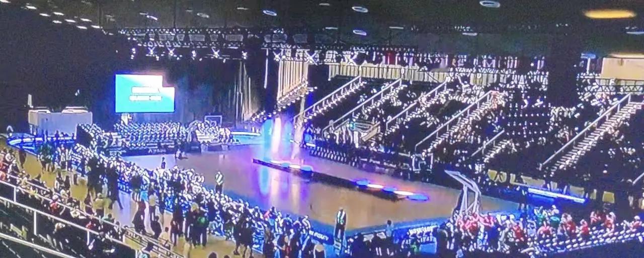 中国人又一个不眠之夜，北京时间7月26日凌晨2点，中国女篮与美国的决赛在屏幕前点