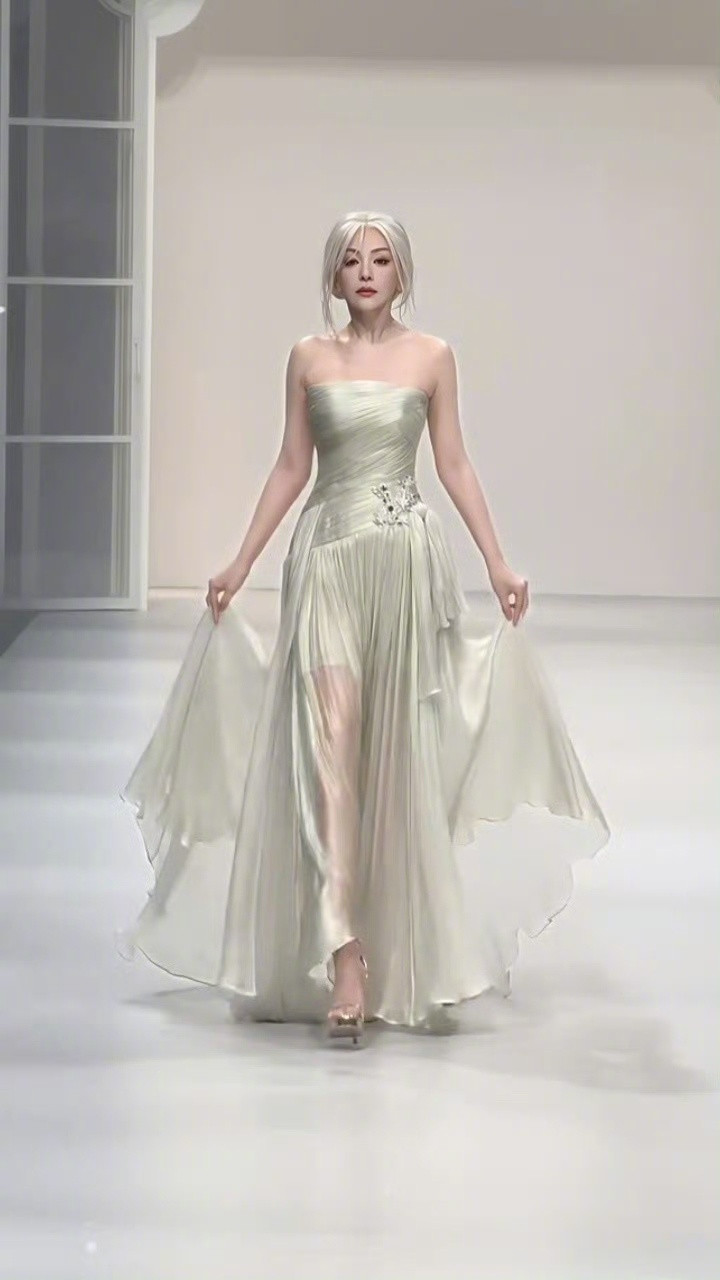 55岁雪姨走秀状态雪姨银发真的不敢信55岁！雪姨银发走秀气场绝了，银冠披风加持优