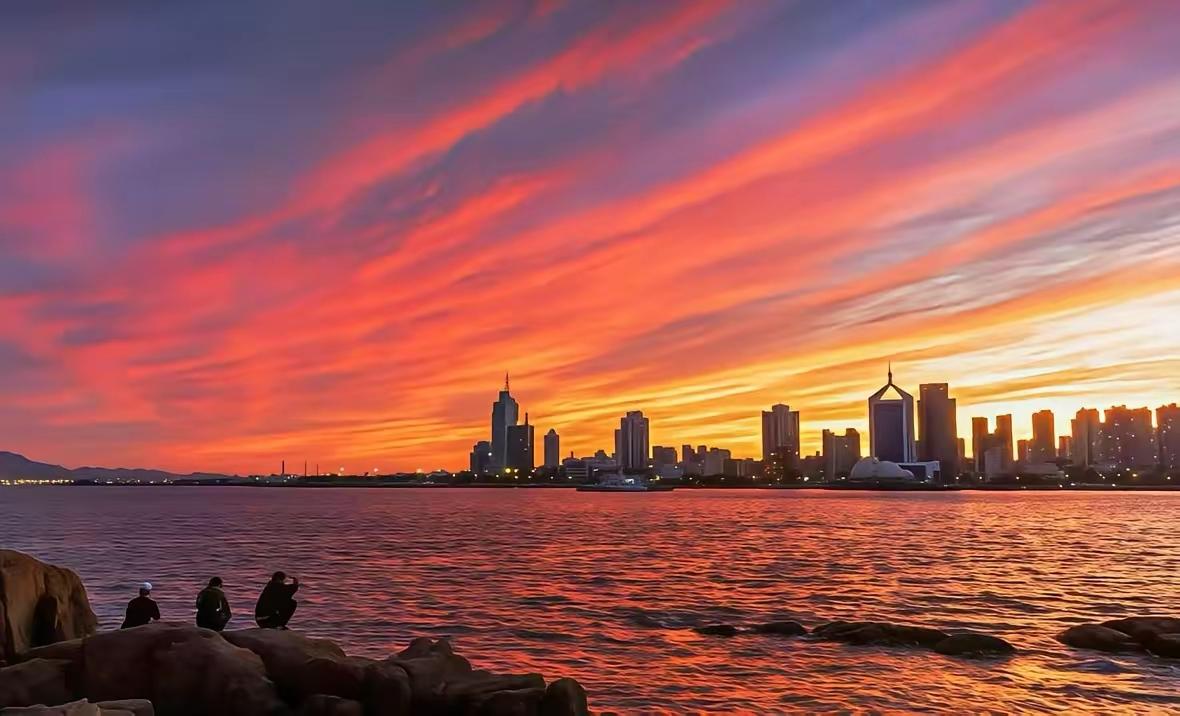 奔赴青岛，邂逅一场橘子海日落。海风含橘，落日吻海，浪载霞光。