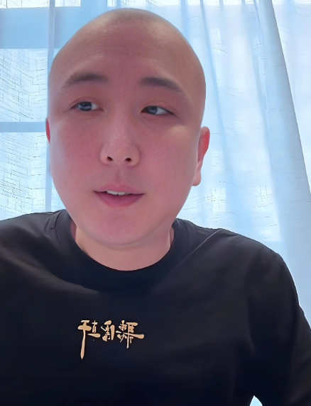 潘云侠：我不是德云社叛徒，郭德纲也不是我师.父！近日，听云轩主力干将潘云侠，