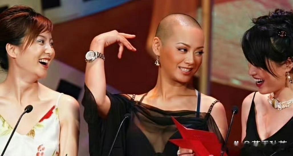 光头时期的宁静，狂野又大胆，简直就是自信女人的代表！