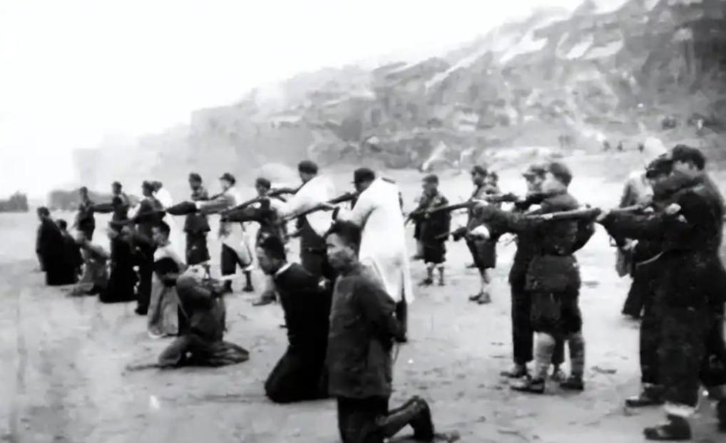 1947年8月，国民党师长李铁民下令将一百多地下党杀害，少将韩君明劝他：“老铁，