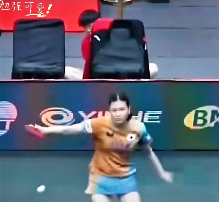 莎莎你是来搞笑的吗？又在椅子后边偷瞄，这个动作萌翻多少球迷。亚锦赛女团决