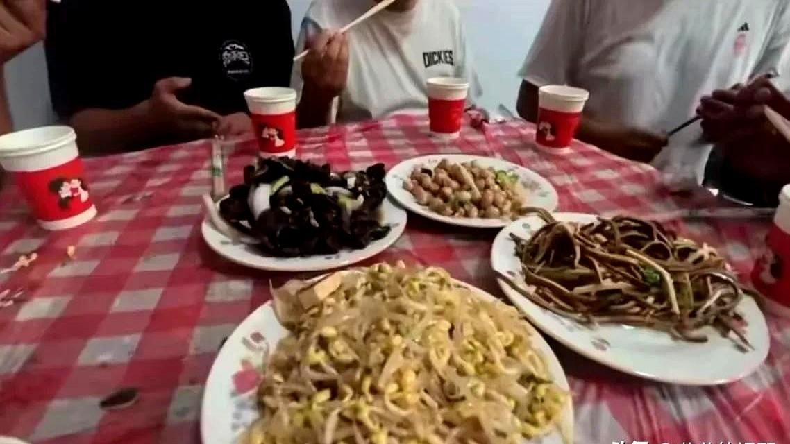 傻大妮儿子结婚了这婚宴酒席真叫硬！四个菜摆上桌愣是没见着热乎气儿，娘家妈