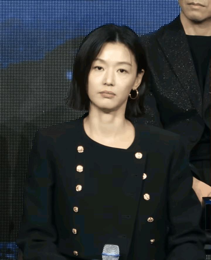 全智贤最近怎么回事？满脸的疲惫和老态，甚至曾经的从容优雅不再，取而代之的是有点
