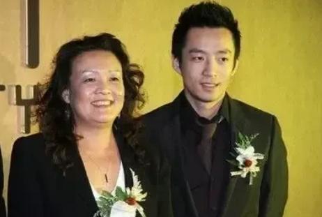 2022年，直播间有人问张兰：“汪小菲的爸爸是怎么会离开你的？”张兰说：“30年