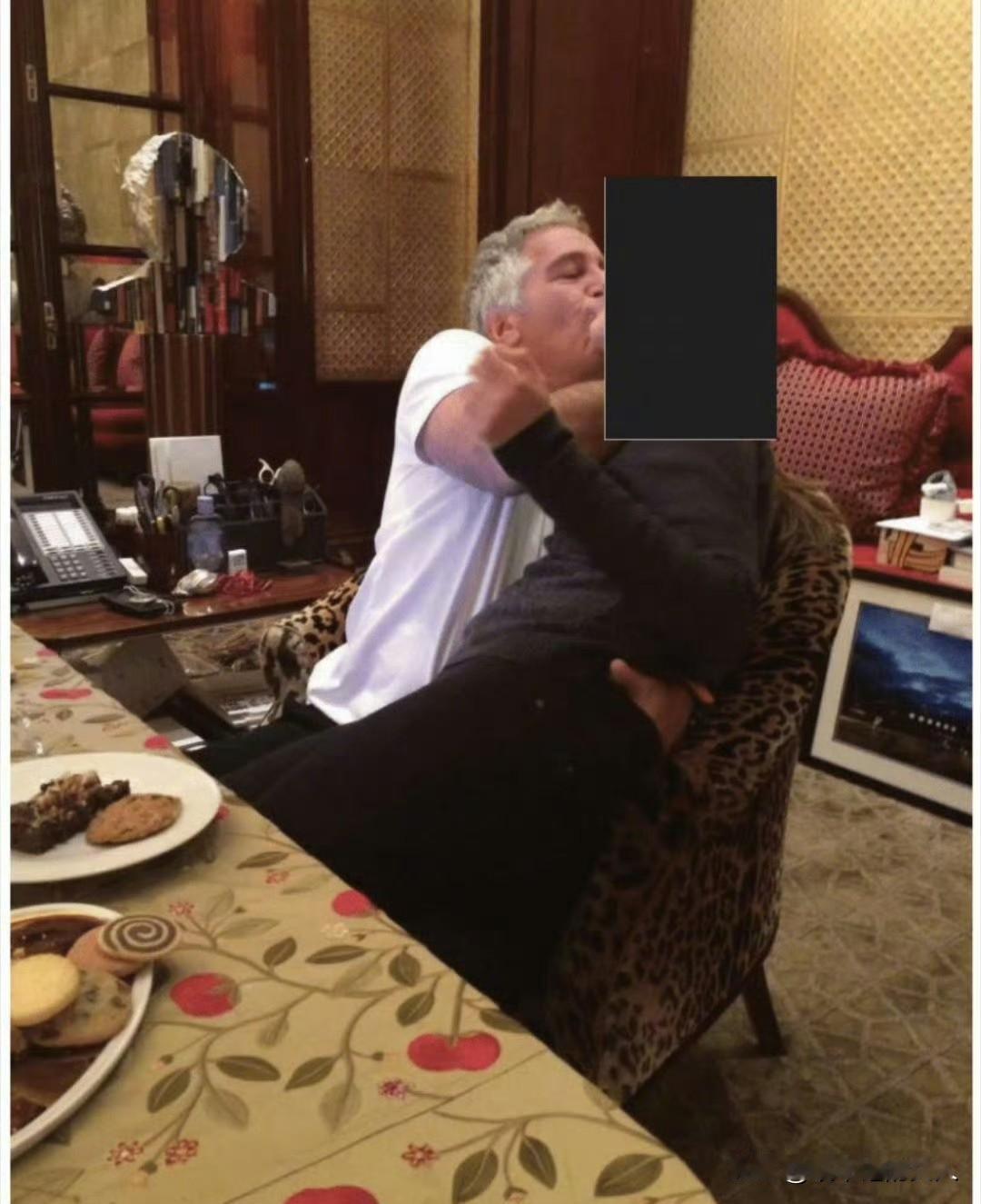 我去！炸裂？大瓜啊？[捂脸哭]爱泼斯坦这是没饭硬吃啊？[比心]爱泼斯坦