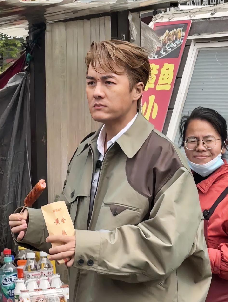 吴克群这个人，真的让人看不懂，别的明星都在热衷于直播带货时，他居然跑进大街小