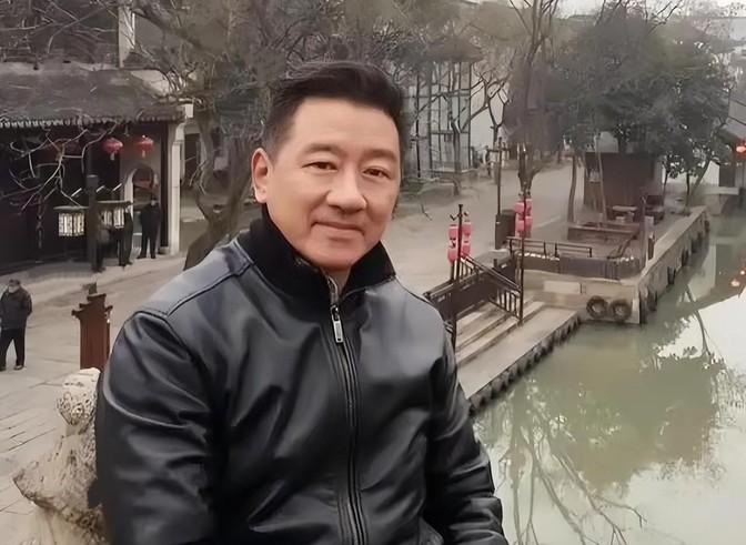 65岁老戏骨丁勇岱在日本被偶遇！谁也没想到这位老戏骨蹲在东京街头，竟是为了探
