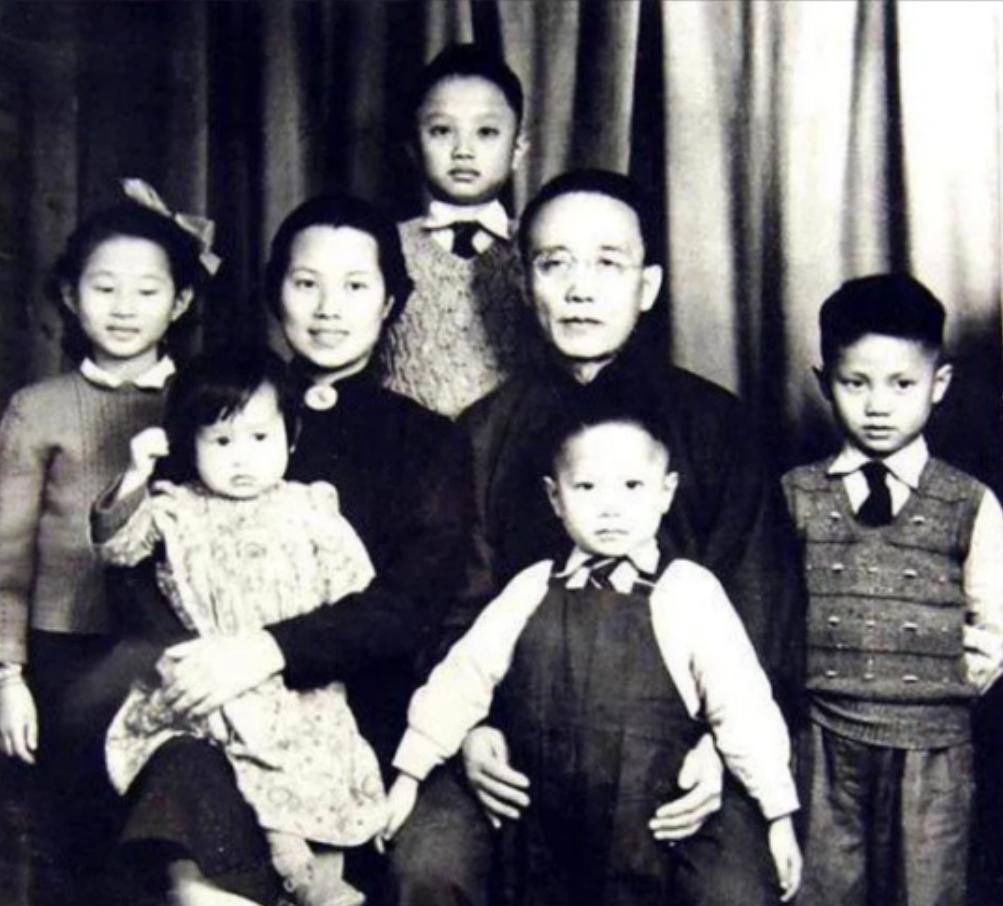 新婚之夜，郭沫若见新娘子太丑而愤怒离去，拒绝洞房。就在他转身要走的时候，新娘拉住