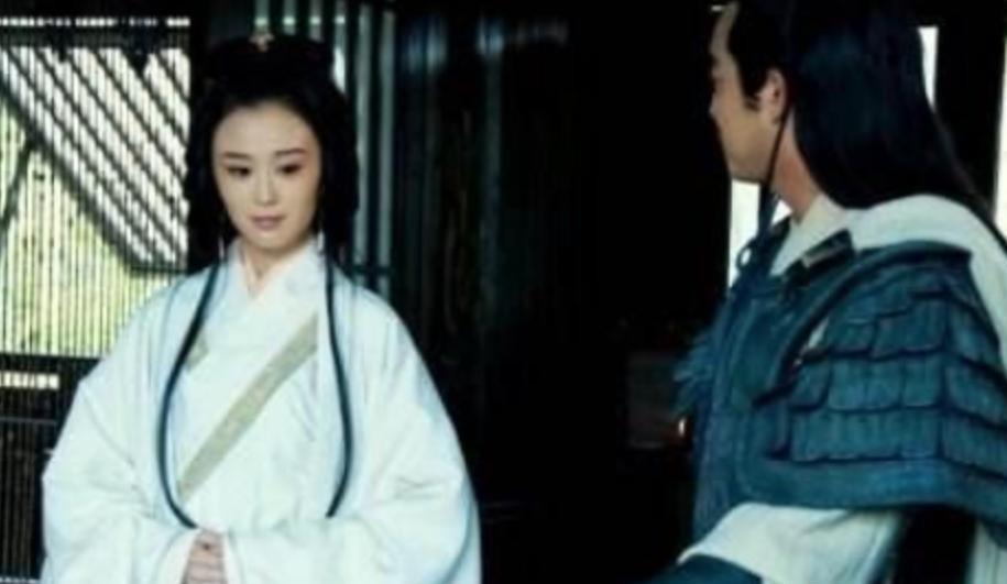 公元200年，孙策遇刺身亡，其妻大乔悲痛欲绝，欲随夫而去，却被孙权阻止。