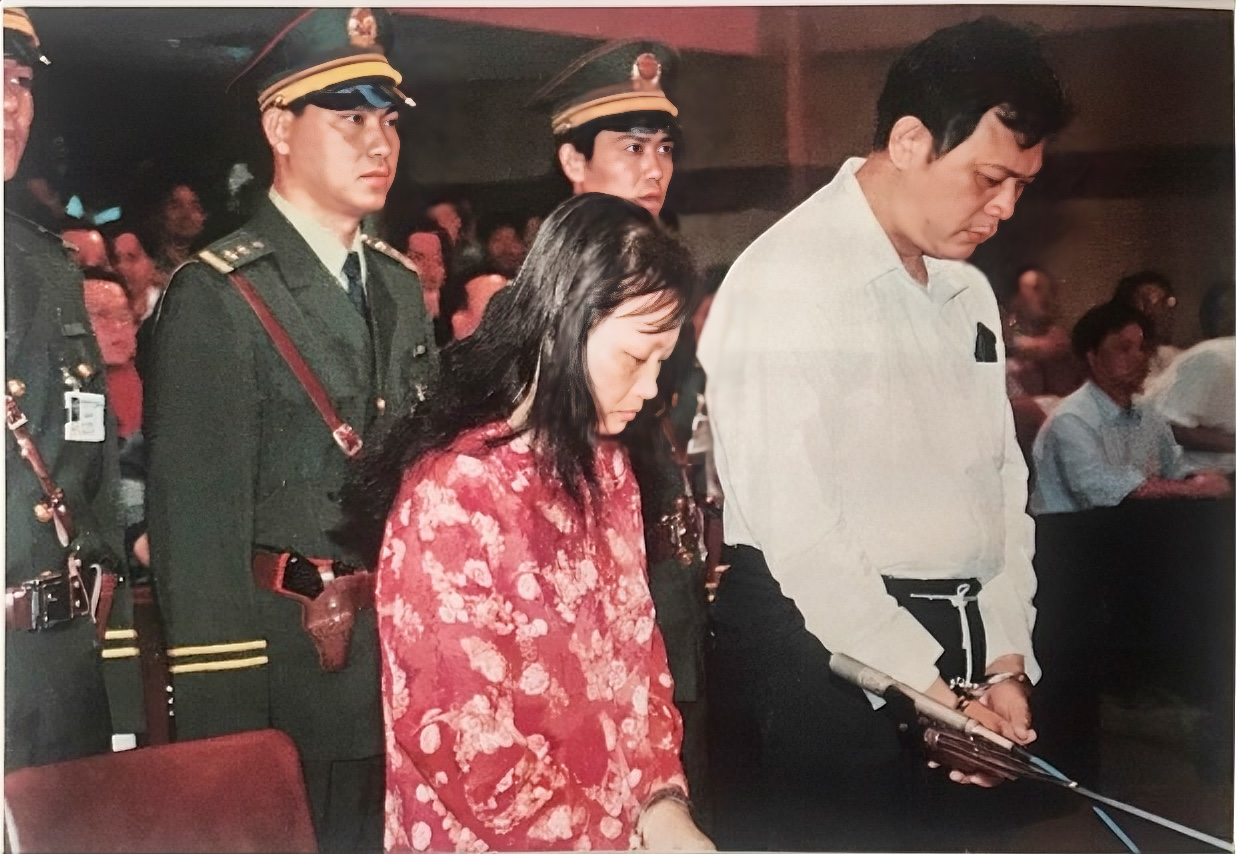 海南巨贪戚火贵与妻子符荣英同堂受审这是1999年庭审现场的实拍照片，右侧白衣男子是戚火贵，曾是海南东