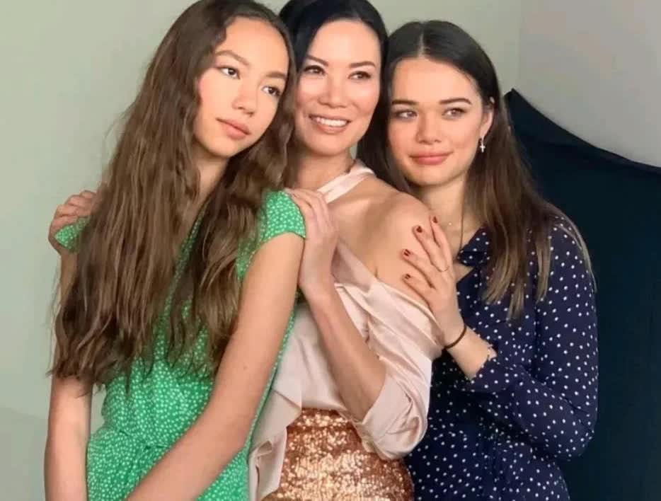 邓文迪和前夫默多克所生的两个混血女儿从名校毕业了，邓文迪参加女儿的毕业典礼。母女