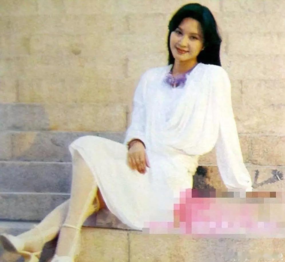 方舒这恋爱脑真让人无语。她和屠洪刚离婚后，独自养孩子，可孩子都养不起还得跟前夫要