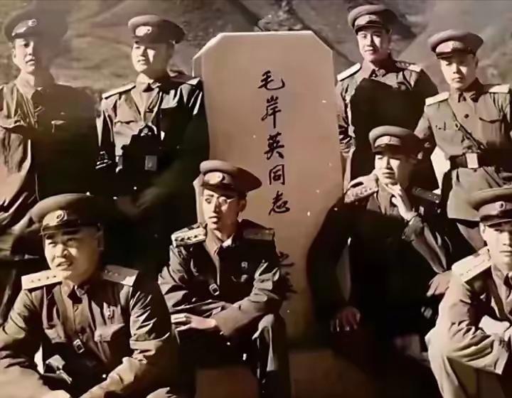 一群年轻的志愿军战士，肃立在毛岸英烈士墓前。朝鲜战场硝烟散尽，归国前夕，这些生死