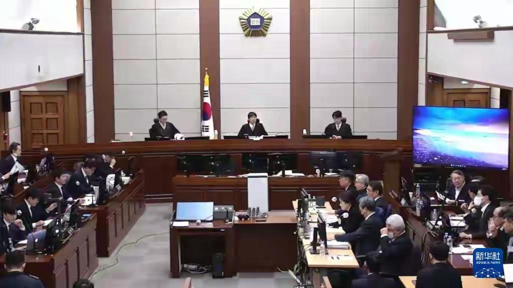 真的是趁你病要你命啊！韩国政坛上演“青瓦台魔咒”最狠一幕昨晚，韩国政坛投下了