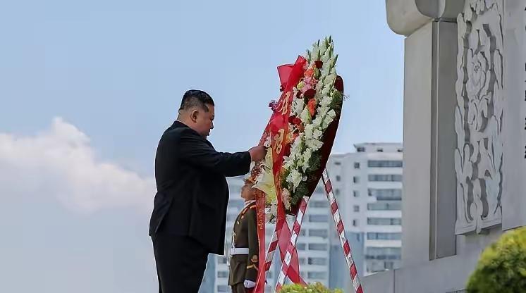 金正恩：永世不忘中国人民志愿军烈士。7月27日，朝鲜平壤牡丹峰区的友谊塔前，金
