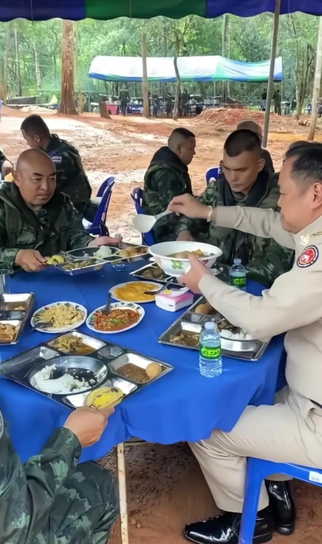 泰柬两国士兵伙食标准“大较劲”！泰国方面，阿努廷不仅亲自参加了餐聚，而且还给士兵