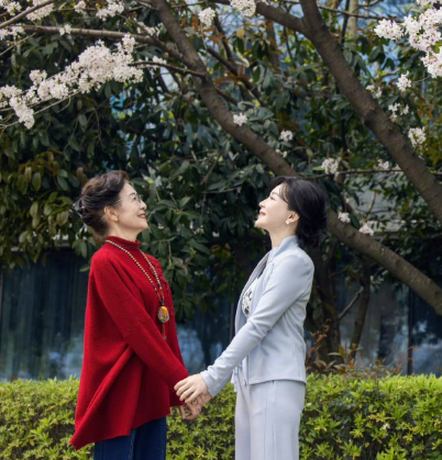 演员陈数在社交平台晒出和妈妈的同框合影没有华丽的布景，没有刻意的摆拍，仅仅是春