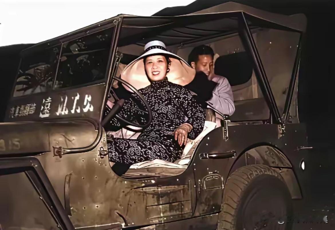 1945年10月，宋美龄驾驶吉普车的老照片。宋美龄1907-1917年在美国留学