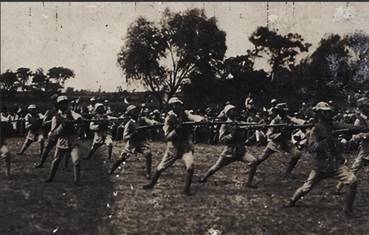 1941年，新四军派女教员，到特务营做宣传，不料，营长却指使战士，当着女教员的面