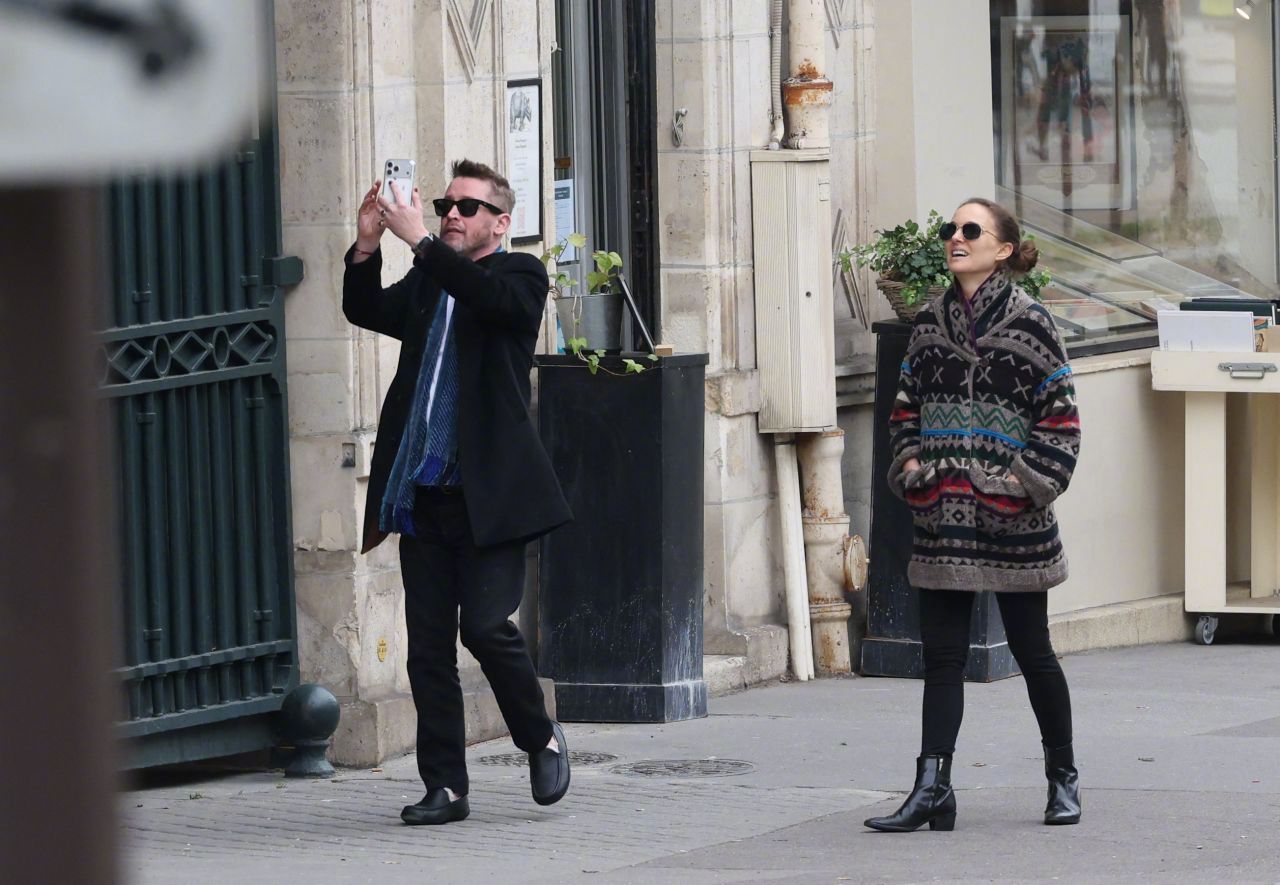 44岁的娜塔莉·波特曼和46岁的麦考利·卡尔金一起漫步巴黎街头被拍，俩人还顺道去
