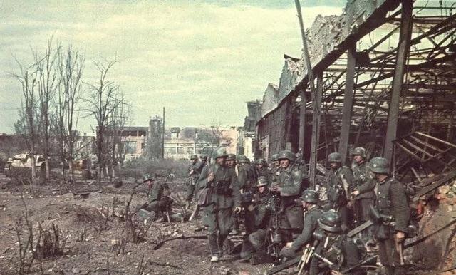 相较于盟军轰炸，苏军占领了工业区才是德三迅速崩溃的原因。从1942年盟军开始轰炸