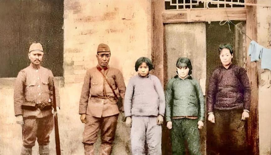 1938年，太原，3名年轻的娘子军战士，寡不敌众，被日军俘虏。日军拍下这张照片，