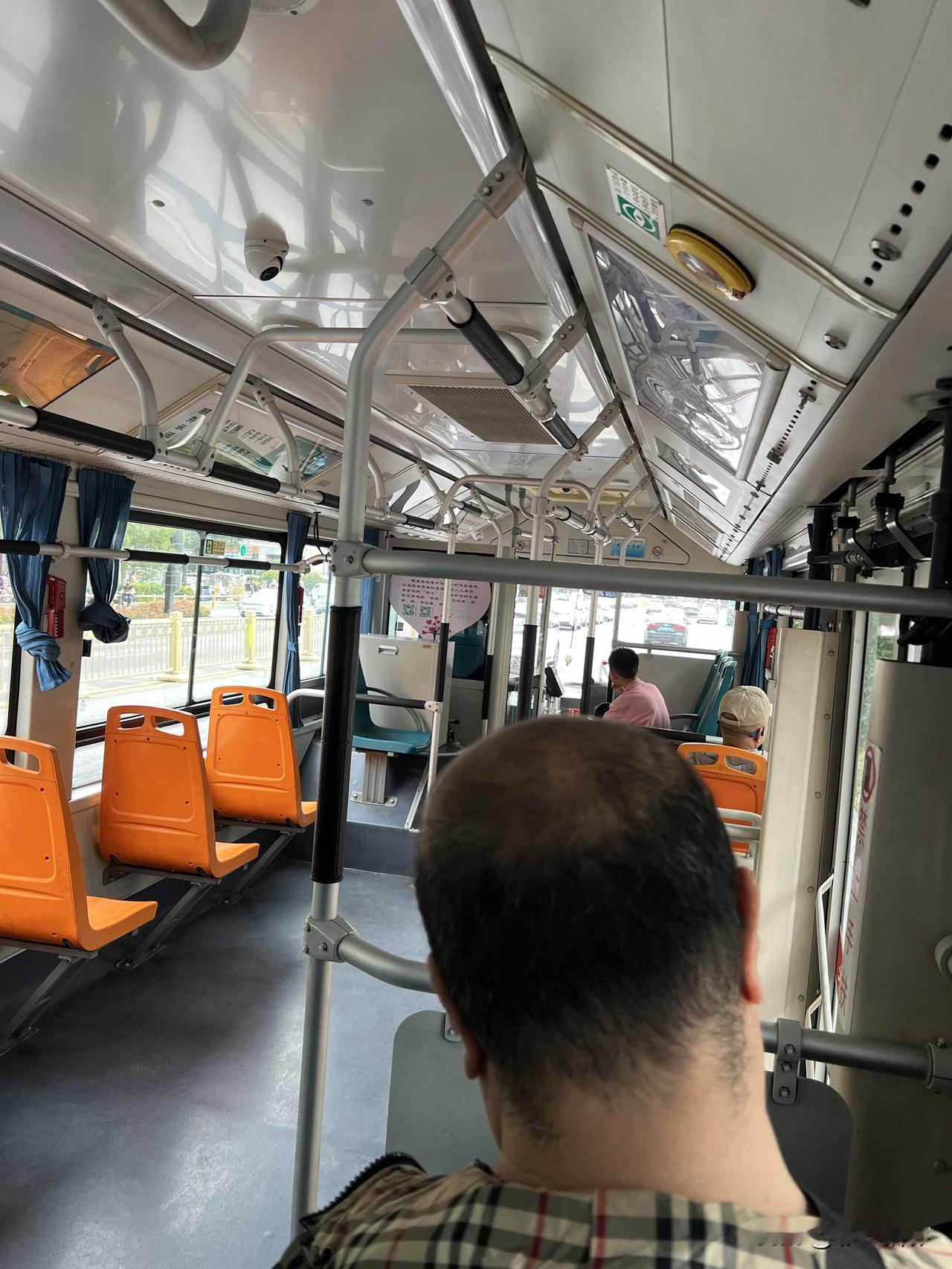 站在西安路边等班车，真的越等越有感触。现在班车肉眼可见变少了，刚才我等了快一