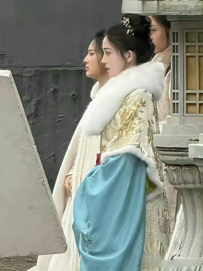 被娜扎的面部平整度吓到了，这脸太优越了，整都不敢整成这样，她直接长成这样