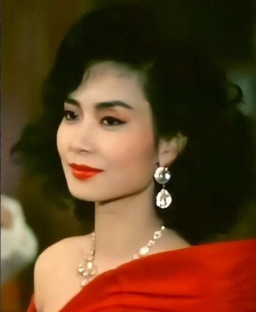 1982年，赌王何鸿燊对19岁的邝美云说：靓女，有没有兴趣做我的姨太太呀？话音刚