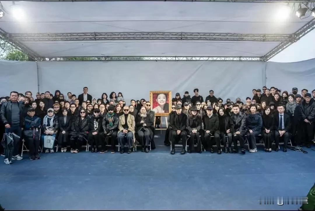 今天大S的雕像揭幕，现场布置的温馨，简约。妹妹，丈夫，亲人，除了孩子和前夫悉数到