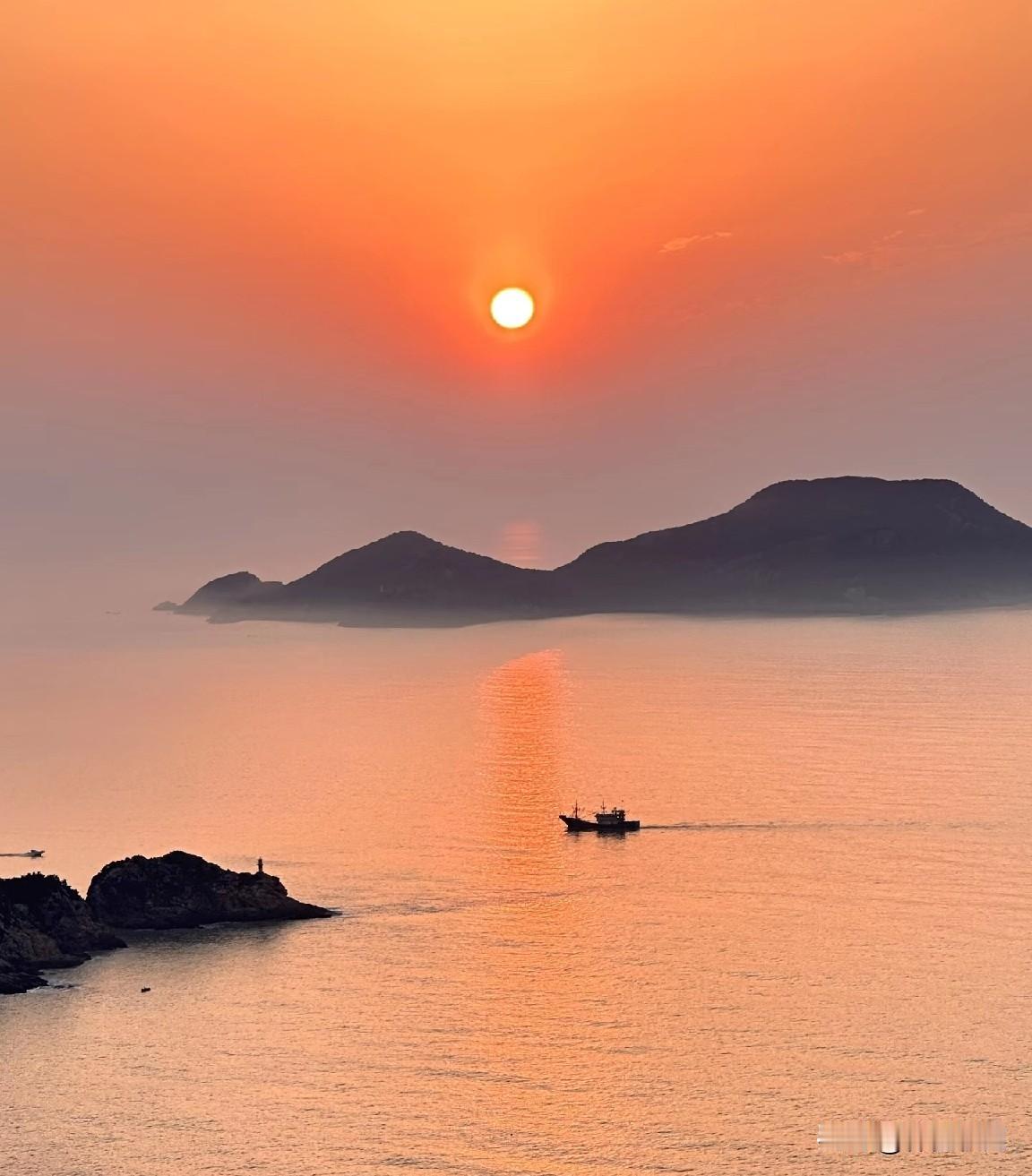 下联:日出东海九州明