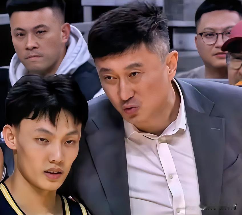 广东主场大胜新疆队，只因杜峰做对了这件事。上轮比赛惨败辽篮的广东队，本轮主场迎