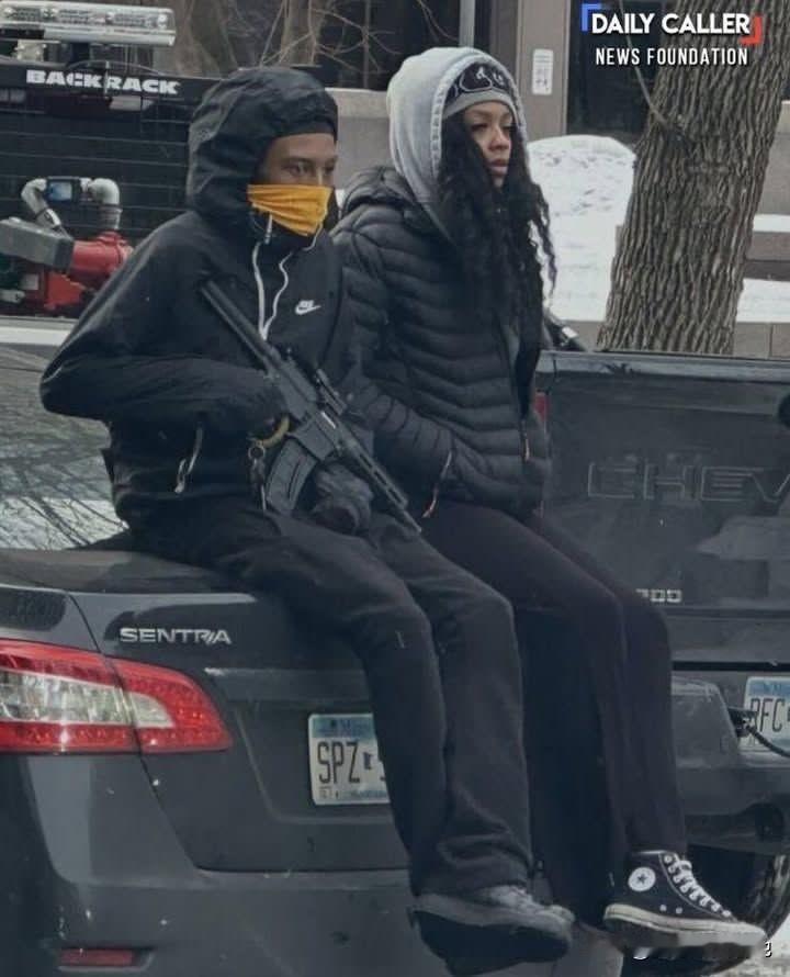 这是美国明尼苏达州明尼阿波利斯城市的街景，武装起来的人民群众在寒风中保持冷静和警