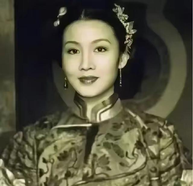袁世凯1916年去世后，袁家势力大不如前。为了维持家族地位，袁家急需重新攀附权贵