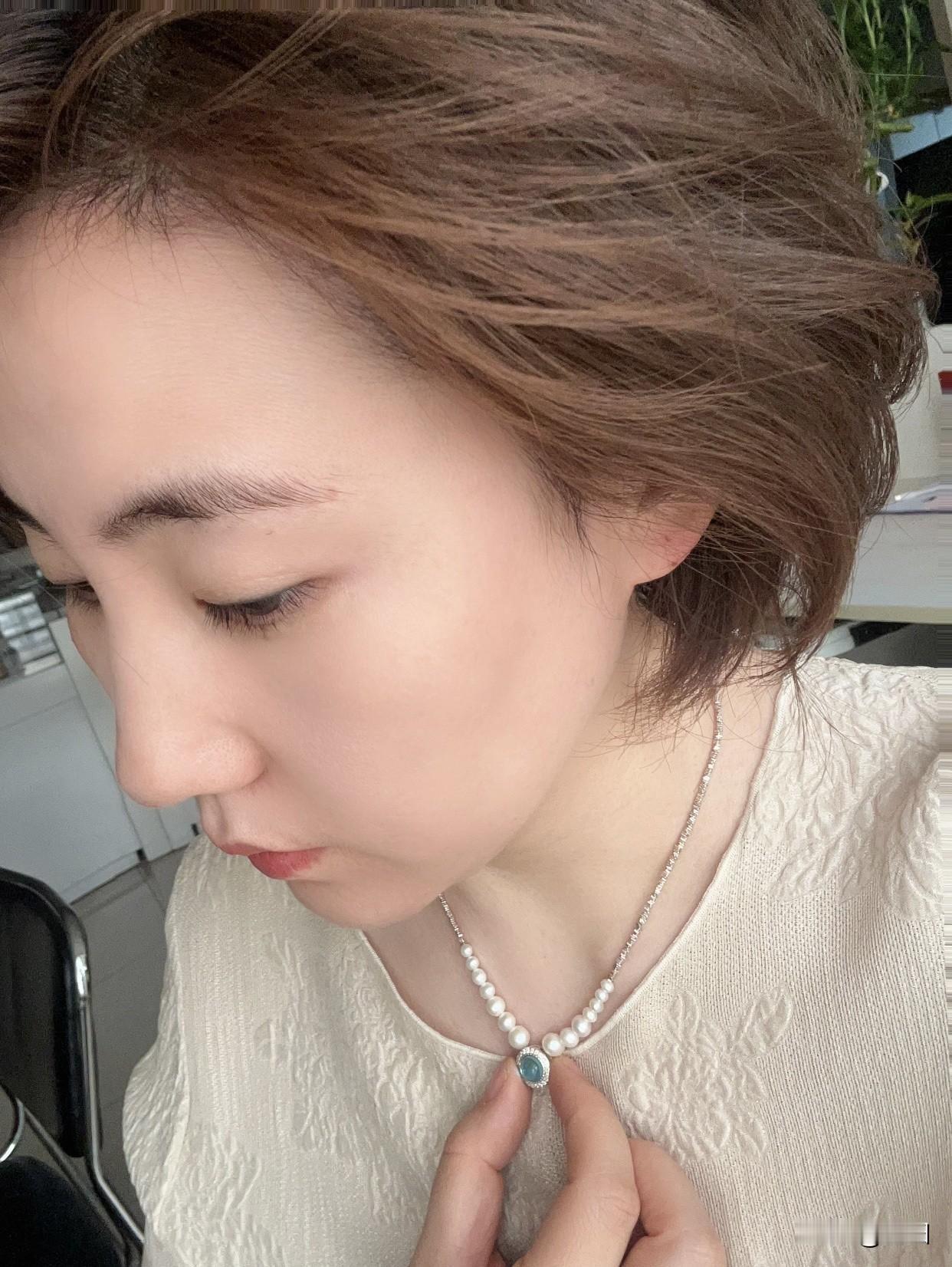 谁是你心中的美女温柔优雅的珍珠项链，搭配米色针织衫，尽显知性美。