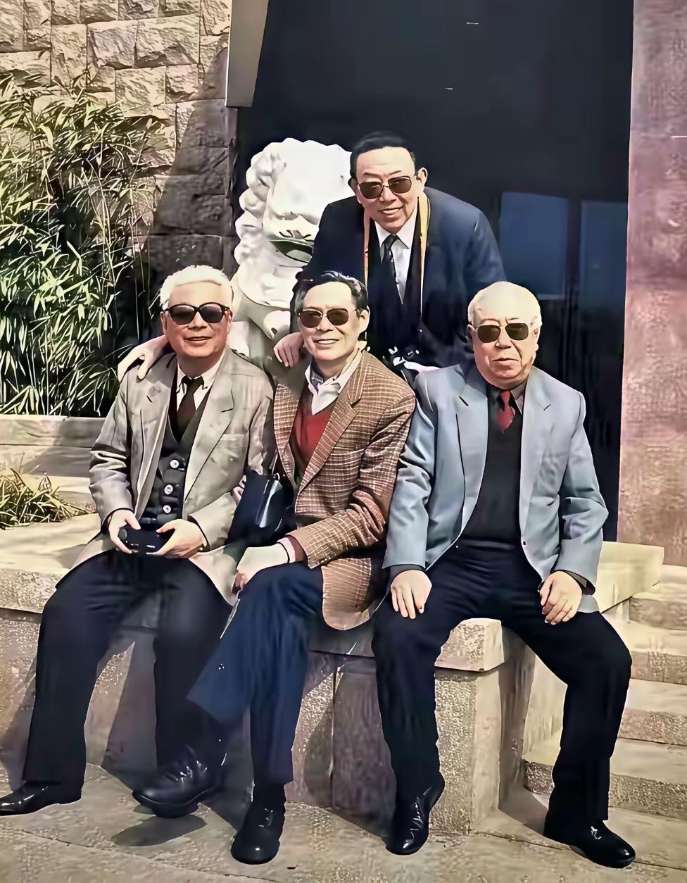 这张四位老艺术家的珍贵合影，着实把我难住了！说实话，也就最右边这位老前辈看